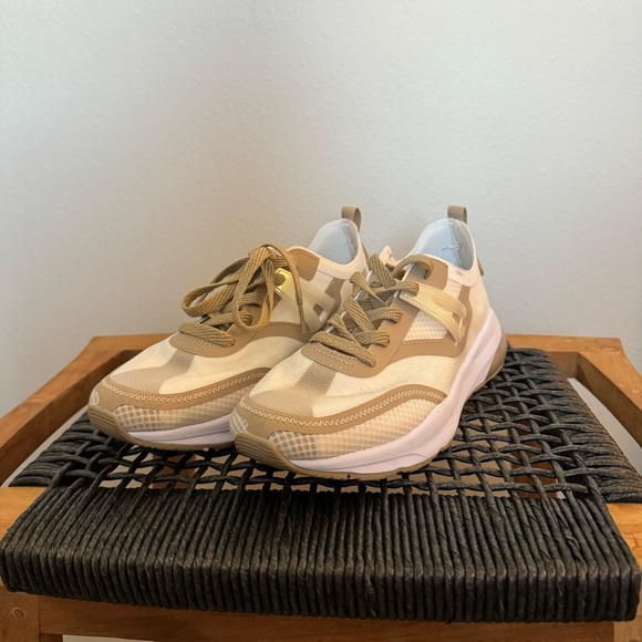 Fabletics Sneaker - Picture 1 of 4